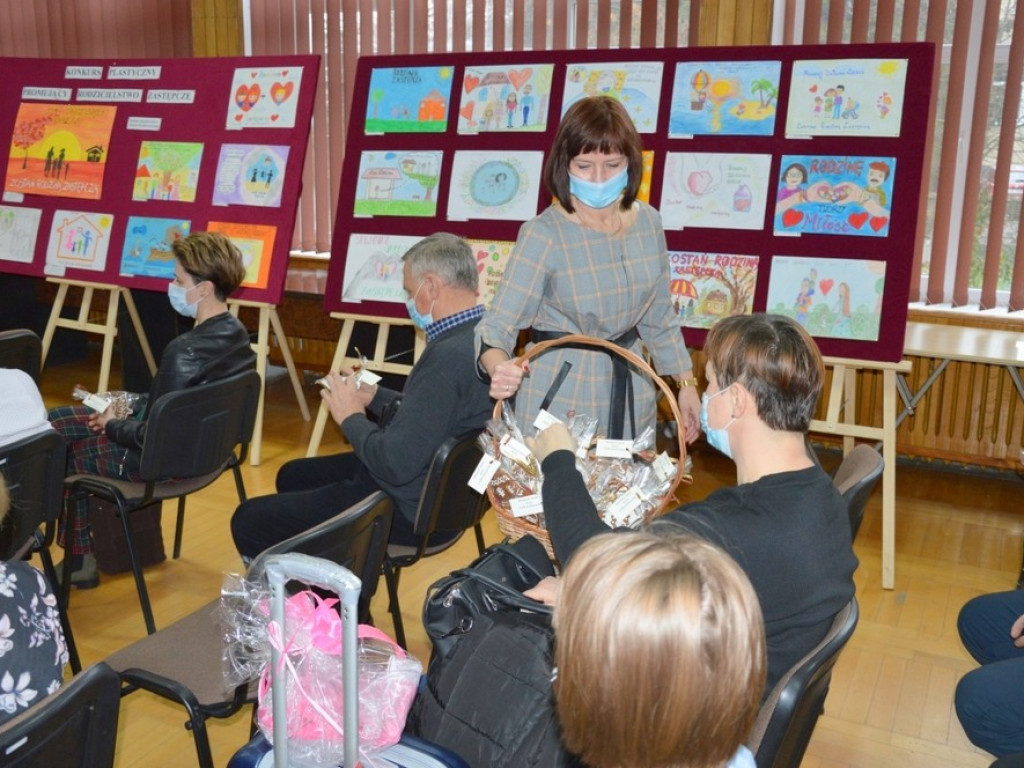 Hrubieszów: Konkurs na plakat promujący rodzicielstwo zastępcze rozstrzygnięty! (ZDJĘCIA)