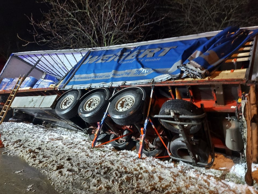Wypadek tira w Dziekanowie, dachowanie w Oszczowie - pracowita Wigilia hrubieszowskich strażaków (ZDJĘCIA)