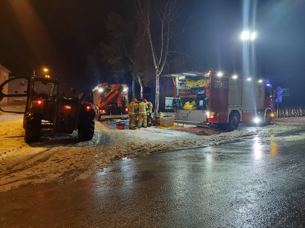 Wypadek tira w Dziekanowie, dachowanie w Oszczowie - pracowita Wigilia hrubieszowskich strażaków (ZDJĘCIA)