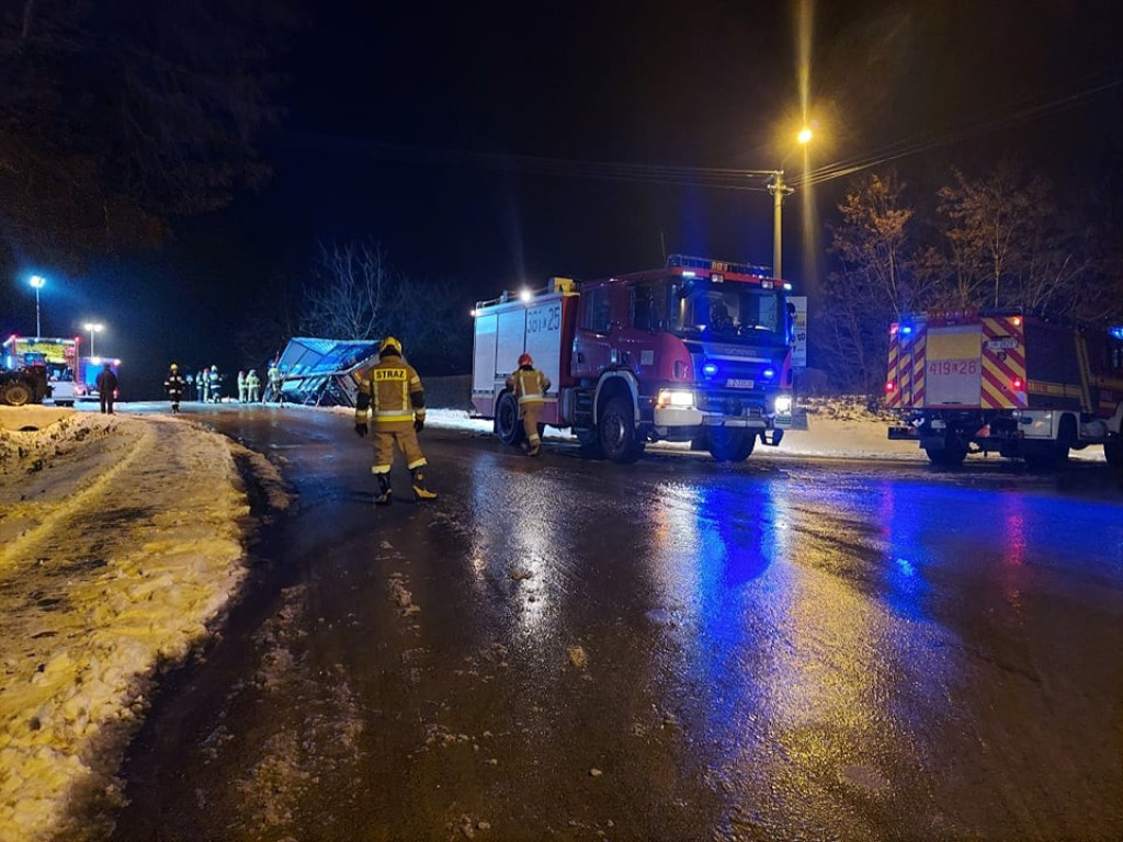 Wypadek tira w Dziekanowie, dachowanie w Oszczowie - pracowita Wigilia hrubieszowskich strażaków (ZDJĘCIA)
