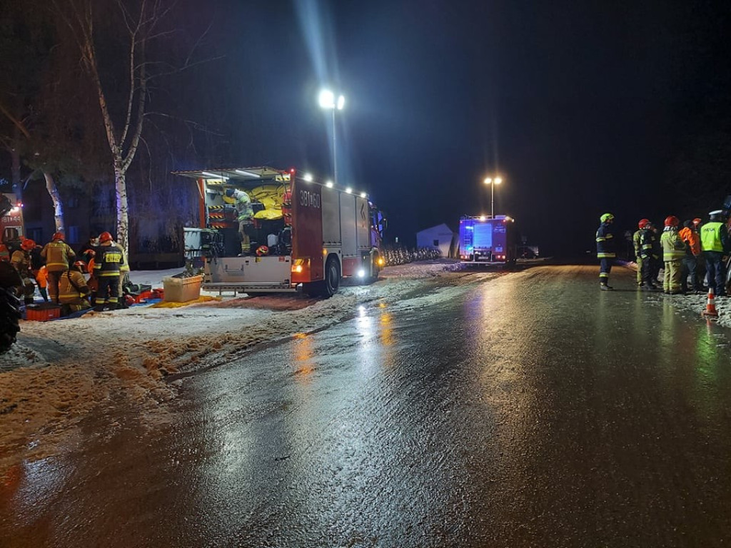 Wypadek tira w Dziekanowie, dachowanie w Oszczowie - pracowita Wigilia hrubieszowskich strażaków (ZDJĘCIA)