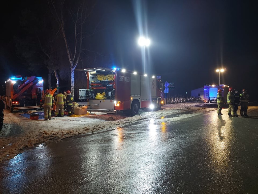 Wypadek tira w Dziekanowie, dachowanie w Oszczowie - pracowita Wigilia hrubieszowskich strażaków (ZDJĘCIA)
