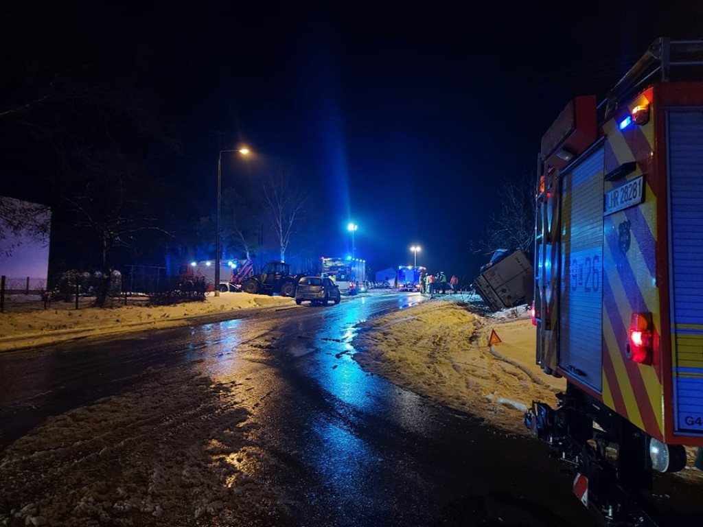 Wypadek tira w Dziekanowie, dachowanie w Oszczowie - pracowita Wigilia hrubieszowskich strażaków (ZDJĘCIA)