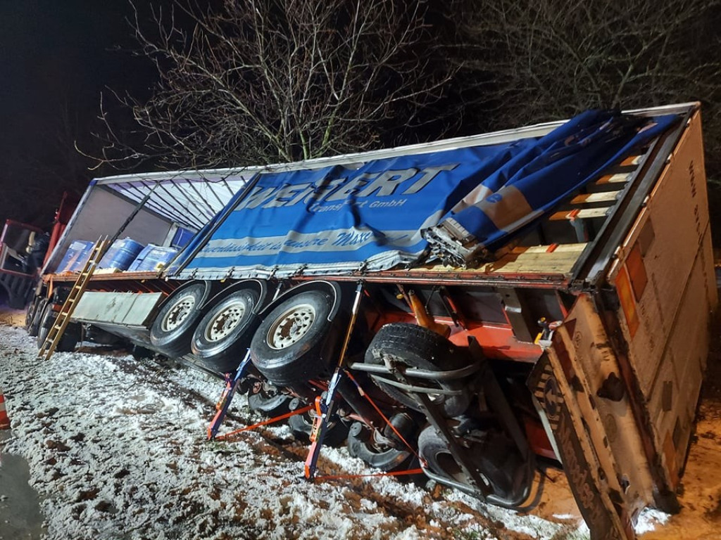 Wypadek tira w Dziekanowie, dachowanie w Oszczowie - pracowita Wigilia hrubieszowskich strażaków (ZDJĘCIA)