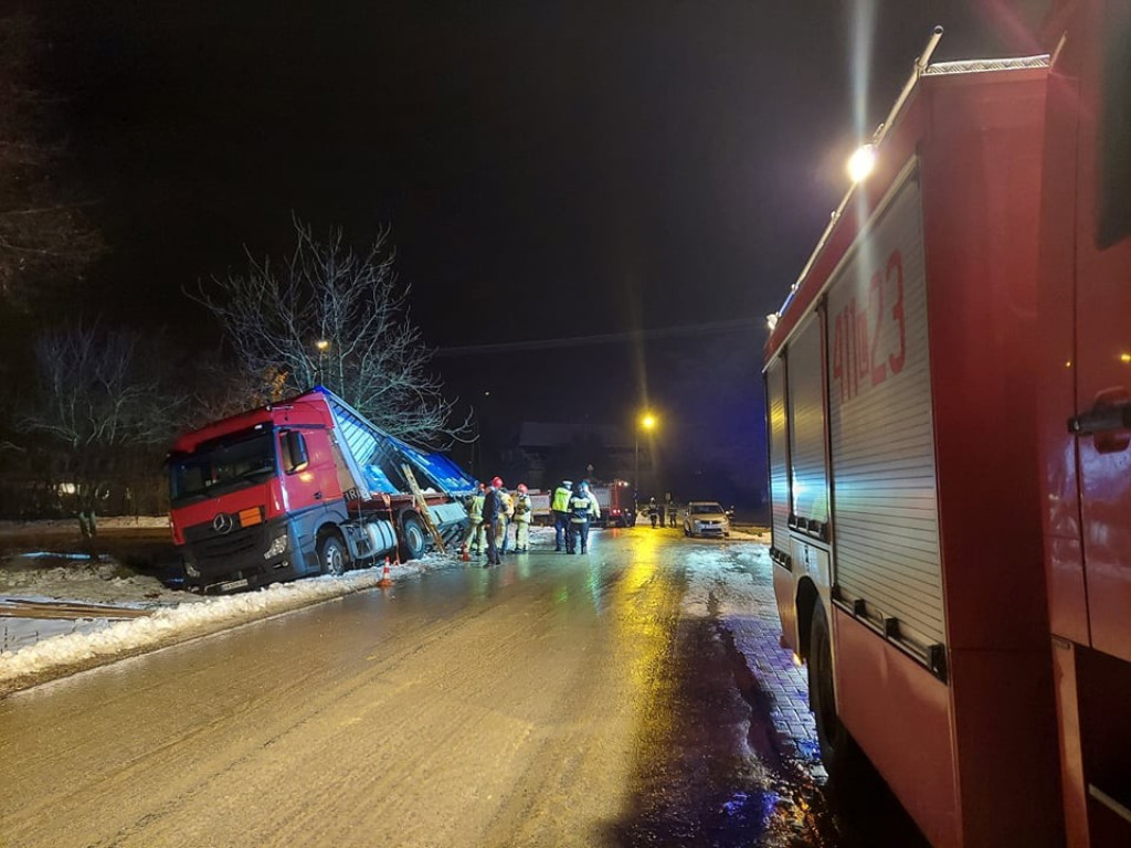 Wypadek tira w Dziekanowie, dachowanie w Oszczowie - pracowita Wigilia hrubieszowskich strażaków (ZDJĘCIA)