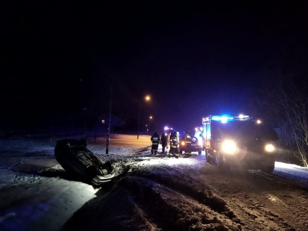 Wypadek tira w Dziekanowie, dachowanie w Oszczowie - pracowita Wigilia hrubieszowskich strażaków (ZDJĘCIA)