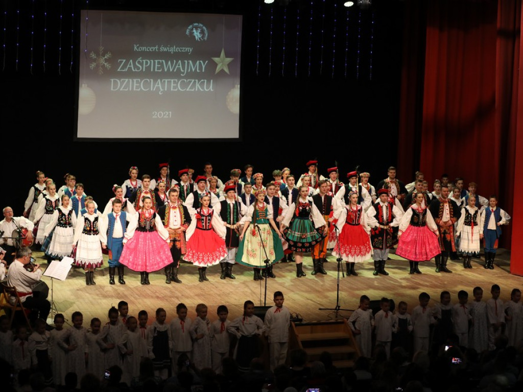 Świąteczny koncert Zespołu Pieśni i Tańca Ziemi Hrubieszowskiej (ZDJĘCIA)
