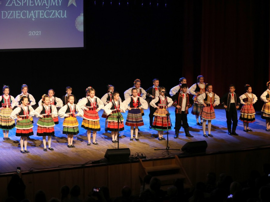 Świąteczny koncert Zespołu Pieśni i Tańca Ziemi Hrubieszowskiej (ZDJĘCIA)