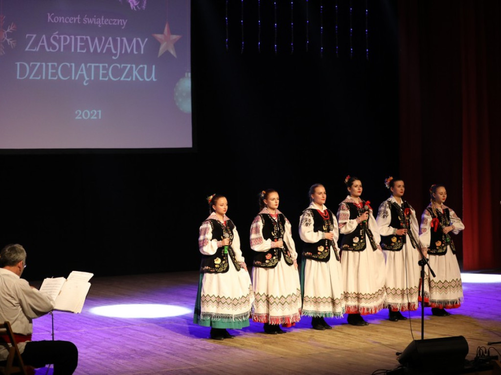 Świąteczny koncert Zespołu Pieśni i Tańca Ziemi Hrubieszowskiej (ZDJĘCIA)