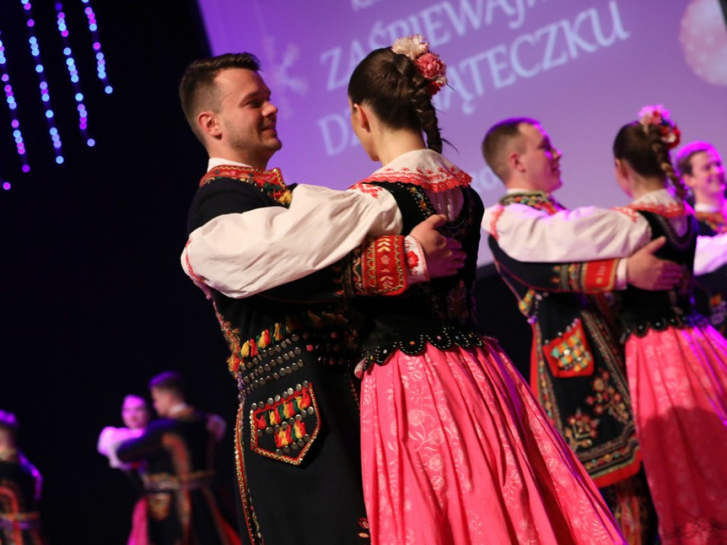Świąteczny koncert Zespołu Pieśni i Tańca Ziemi Hrubieszowskiej (ZDJĘCIA)