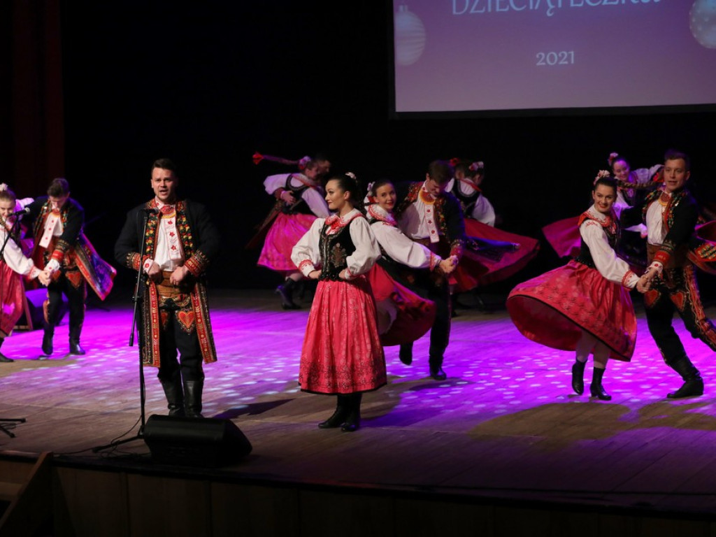 Świąteczny koncert Zespołu Pieśni i Tańca Ziemi Hrubieszowskiej (ZDJĘCIA)