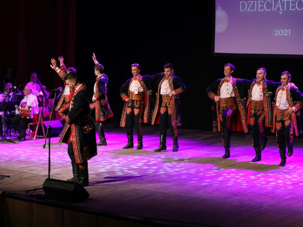 Świąteczny koncert Zespołu Pieśni i Tańca Ziemi Hrubieszowskiej (ZDJĘCIA)
