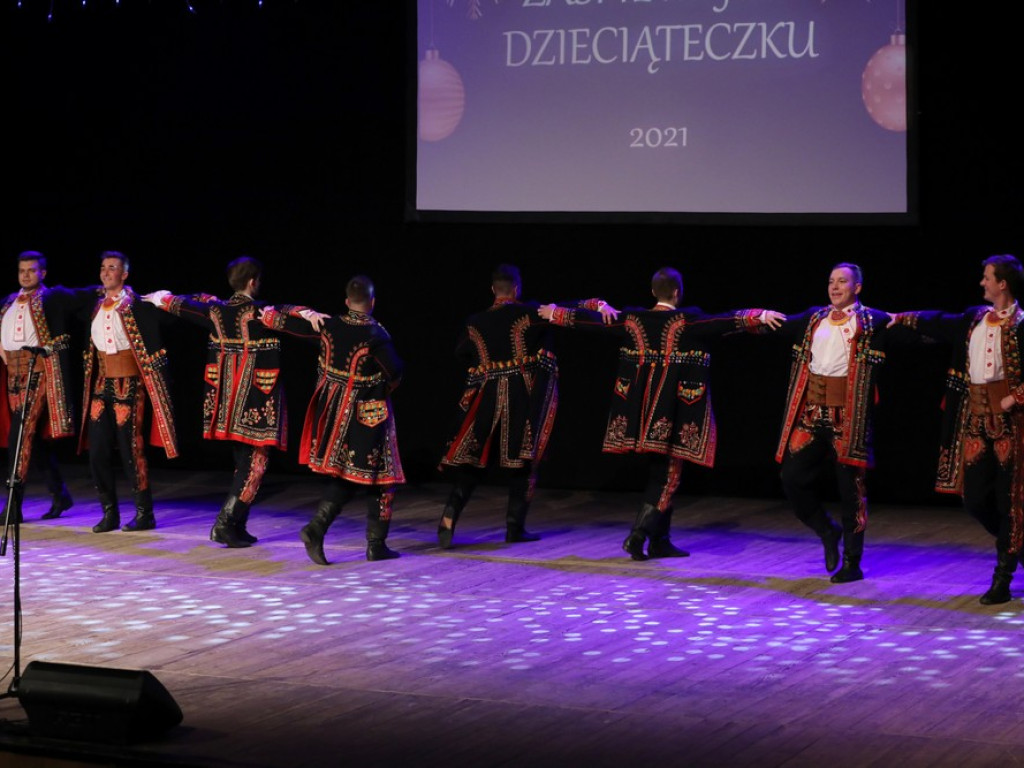 Świąteczny koncert Zespołu Pieśni i Tańca Ziemi Hrubieszowskiej (ZDJĘCIA)