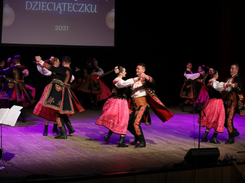 Świąteczny koncert Zespołu Pieśni i Tańca Ziemi Hrubieszowskiej (ZDJĘCIA)