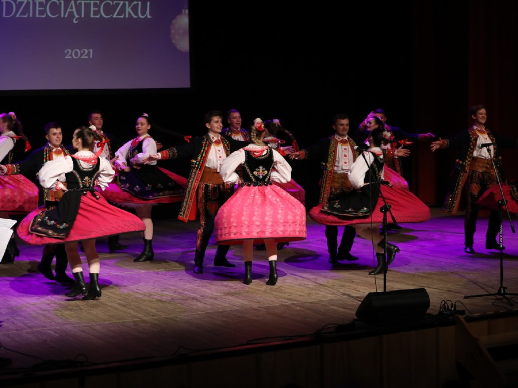 Świąteczny koncert Zespołu Pieśni i Tańca Ziemi Hrubieszowskiej (ZDJĘCIA)
