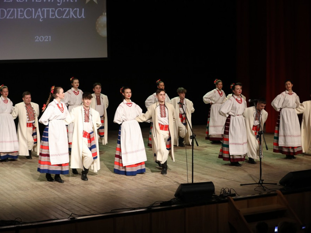 Świąteczny koncert Zespołu Pieśni i Tańca Ziemi Hrubieszowskiej (ZDJĘCIA)
