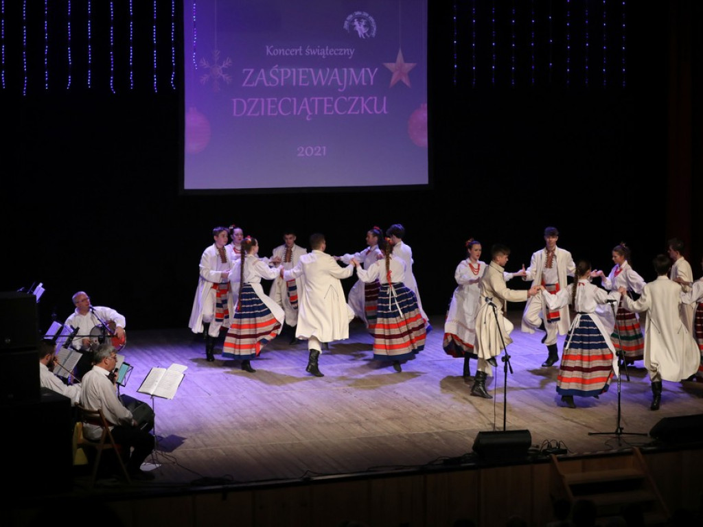 Świąteczny koncert Zespołu Pieśni i Tańca Ziemi Hrubieszowskiej (ZDJĘCIA)
