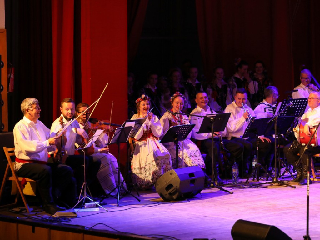 Świąteczny koncert Zespołu Pieśni i Tańca Ziemi Hrubieszowskiej (ZDJĘCIA)