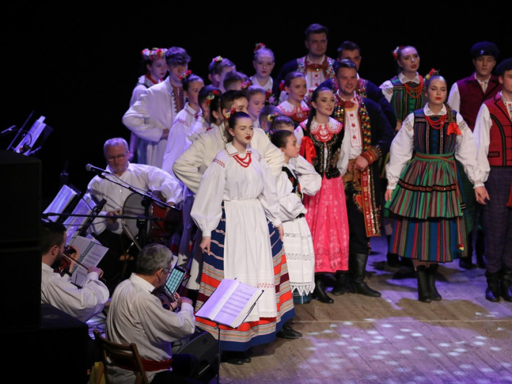 Świąteczny koncert Zespołu Pieśni i Tańca Ziemi Hrubieszowskiej (ZDJĘCIA)
