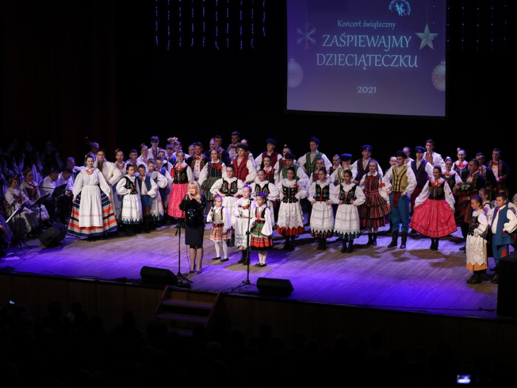 Świąteczny koncert Zespołu Pieśni i Tańca Ziemi Hrubieszowskiej (ZDJĘCIA)