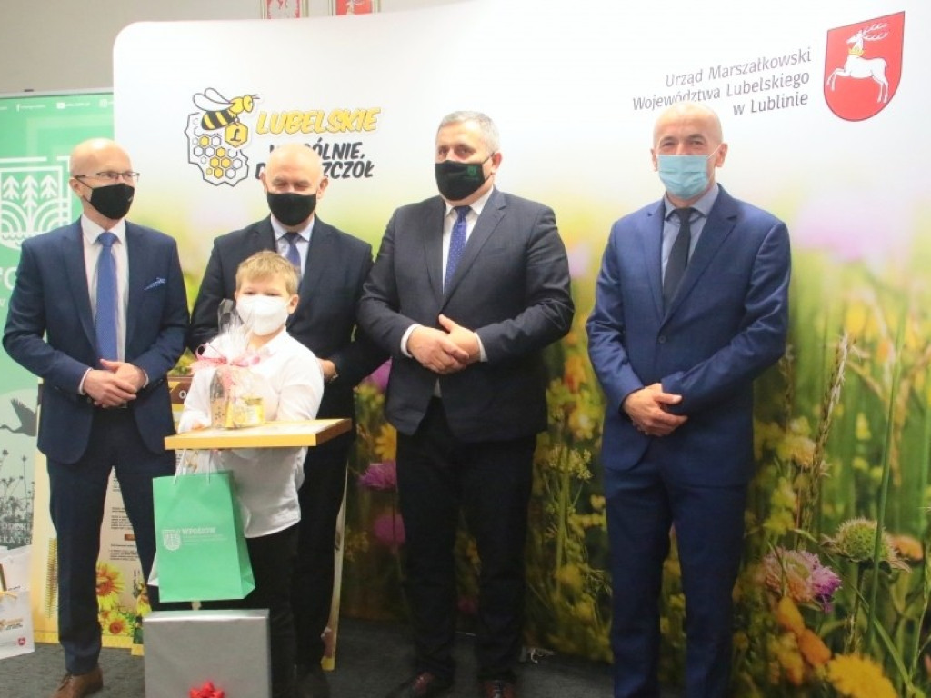 O pszczołach wiedzą najwięcej! Nagrody dla hrubieszowskiej Trójki i jej uczniów (ZDJĘCIA)