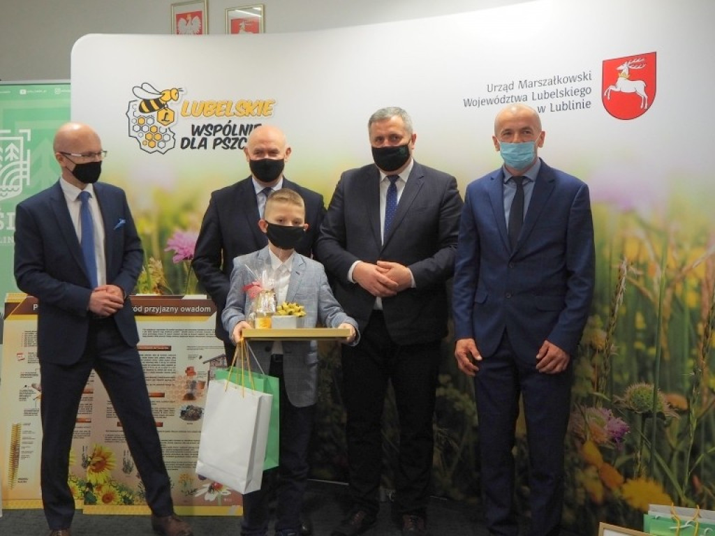O pszczołach wiedzą najwięcej! Nagrody dla hrubieszowskiej Trójki i jej uczniów (ZDJĘCIA)