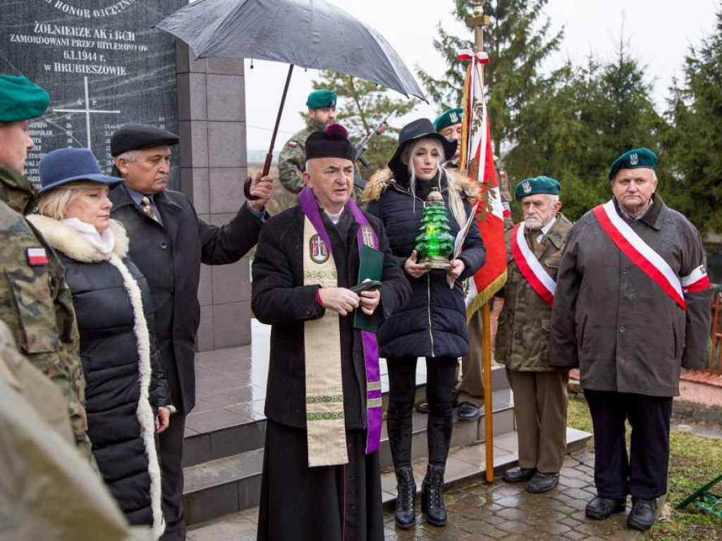 Hrubieszów: Uczczono 78 rocznicę mordu dokonanego na żołnierzach Batalionów Chłopskich i Armii Krajowej (ZDJĘCIE)