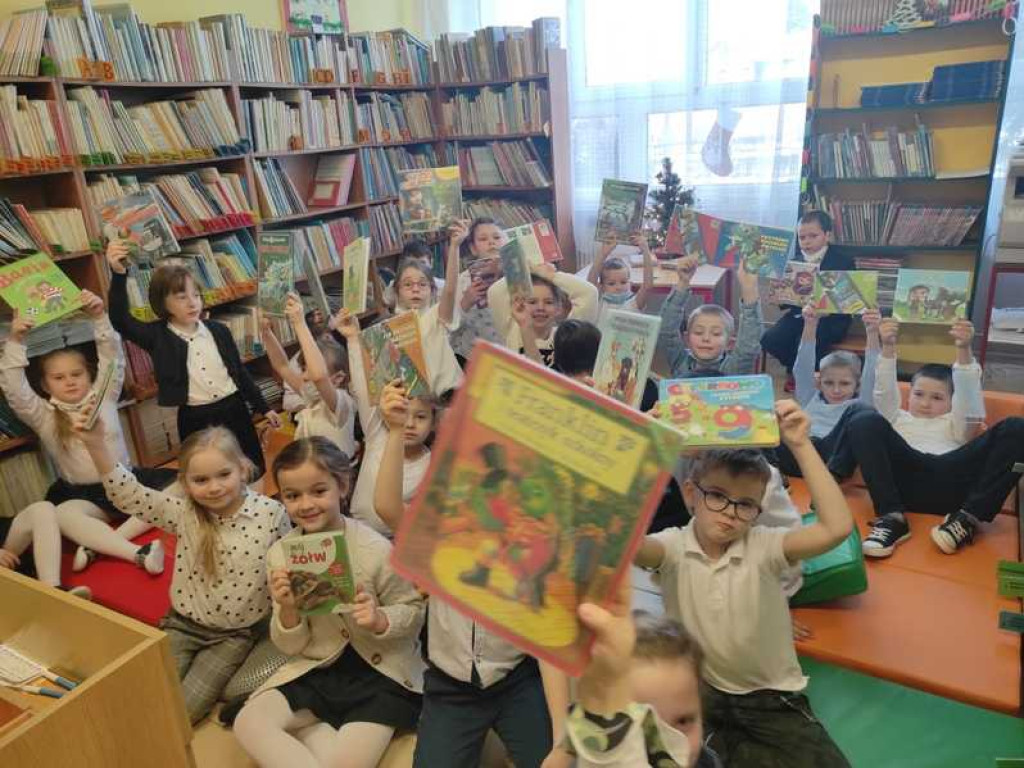 Raz, dwa, trzy, czytaj i Ty! - pasowanie na czytelnika w hrubieszowskiej Trójce (ZDJĘCIA)