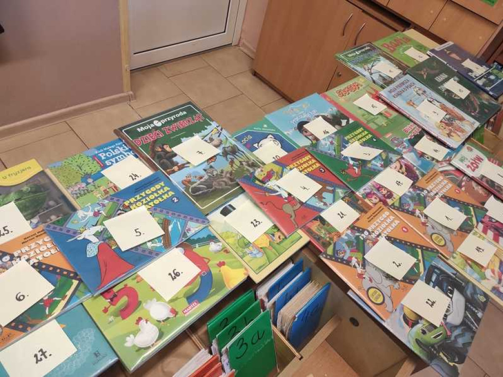 Raz, dwa, trzy, czytaj i Ty! - pasowanie na czytelnika w hrubieszowskiej Trójce (ZDJĘCIA)