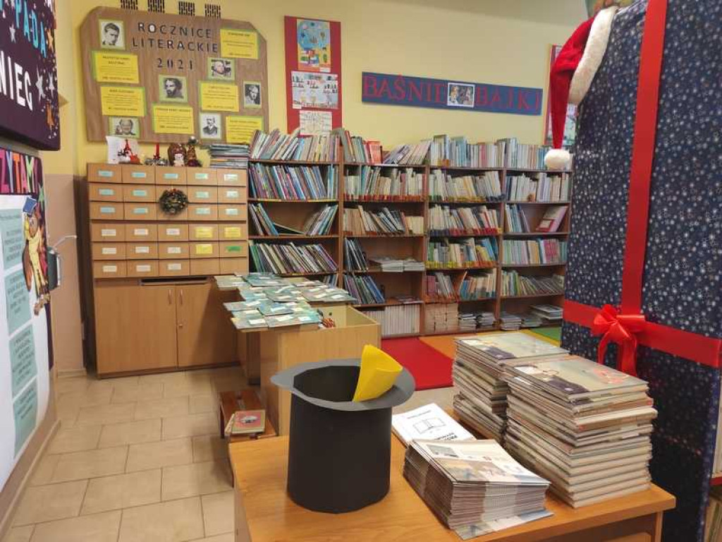 Raz, dwa, trzy, czytaj i Ty! - pasowanie na czytelnika w hrubieszowskiej Trójce (ZDJĘCIA)