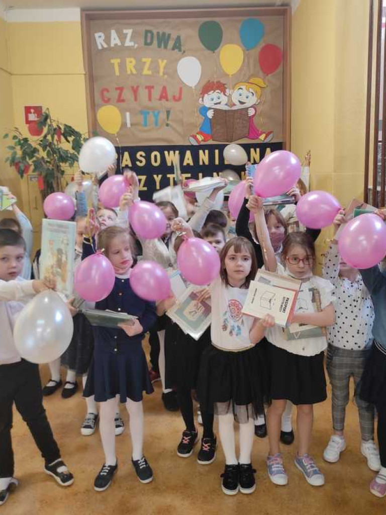 Raz, dwa, trzy, czytaj i Ty! - pasowanie na czytelnika w hrubieszowskiej Trójce (ZDJĘCIA)