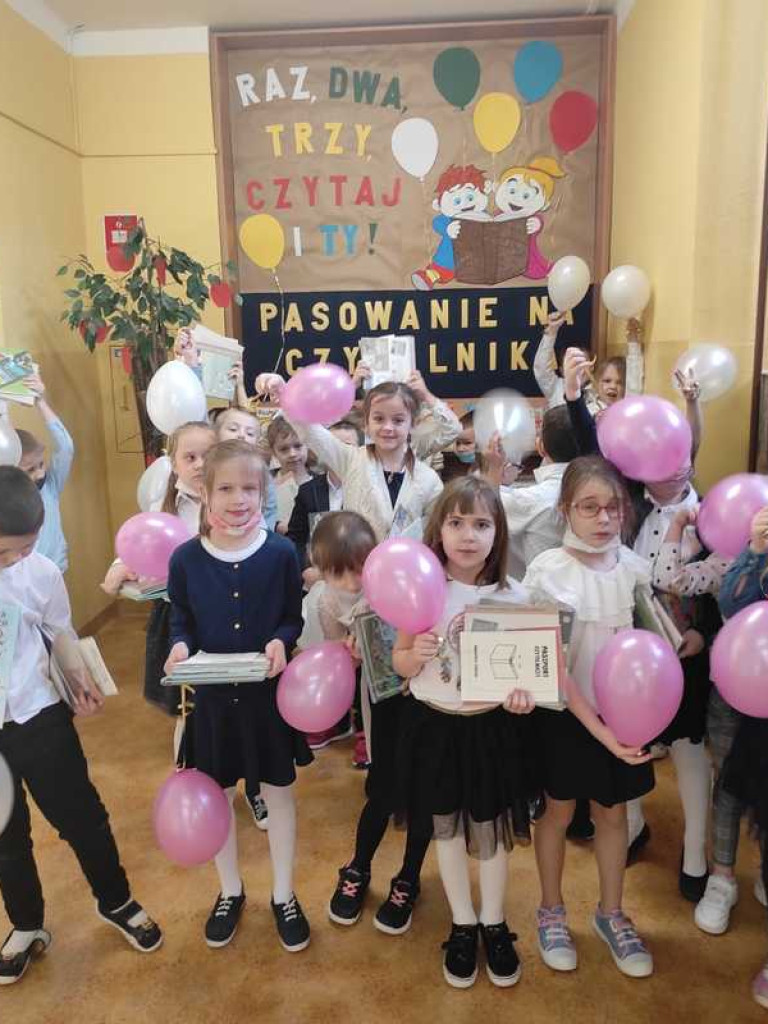 Raz, dwa, trzy, czytaj i Ty! - pasowanie na czytelnika w hrubieszowskiej Trójce (ZDJĘCIA)