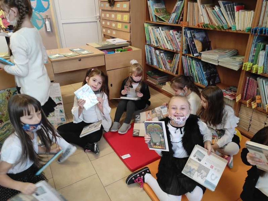 Raz, dwa, trzy, czytaj i Ty! - pasowanie na czytelnika w hrubieszowskiej Trójce (ZDJĘCIA)