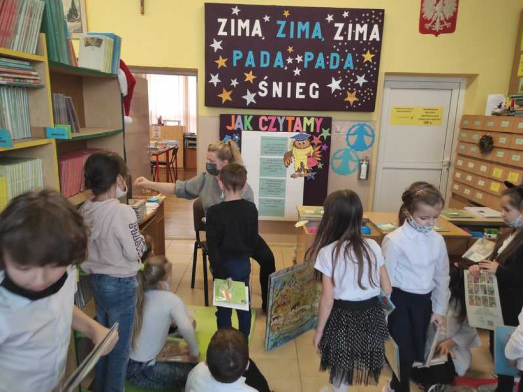 Raz, dwa, trzy, czytaj i Ty! - pasowanie na czytelnika w hrubieszowskiej Trójce (ZDJĘCIA)