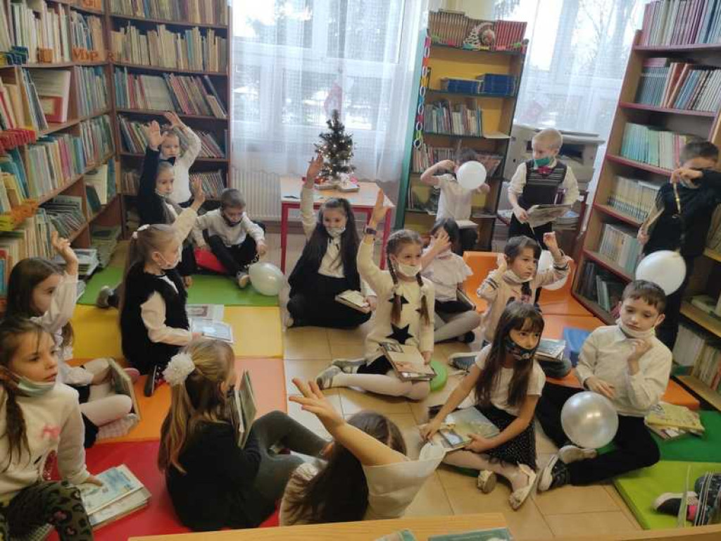 Raz, dwa, trzy, czytaj i Ty! - pasowanie na czytelnika w hrubieszowskiej Trójce (ZDJĘCIA)