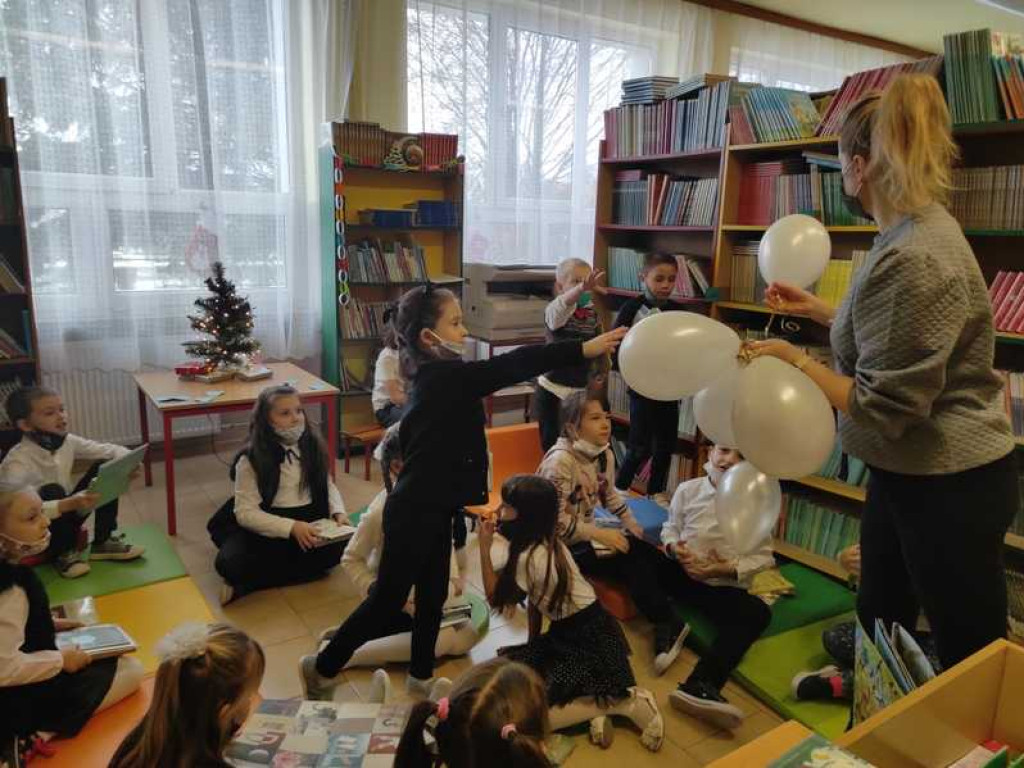 Raz, dwa, trzy, czytaj i Ty! - pasowanie na czytelnika w hrubieszowskiej Trójce (ZDJĘCIA)