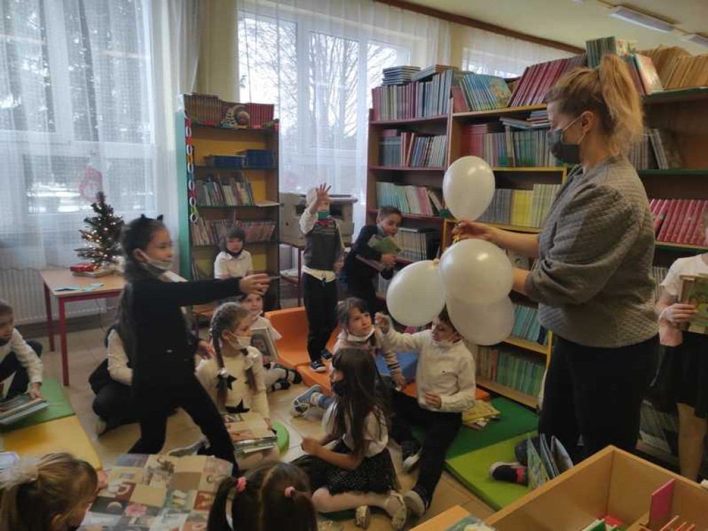 Raz, dwa, trzy, czytaj i Ty! - pasowanie na czytelnika w hrubieszowskiej Trójce (ZDJĘCIA)