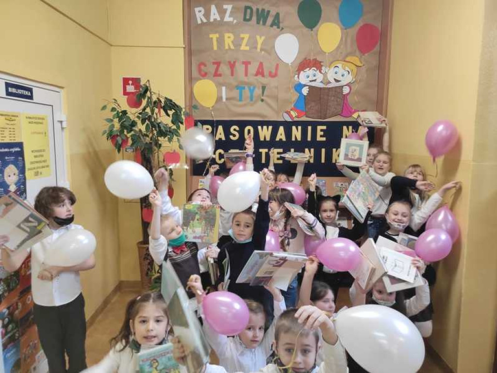 Raz, dwa, trzy, czytaj i Ty! - pasowanie na czytelnika w hrubieszowskiej Trójce (ZDJĘCIA)