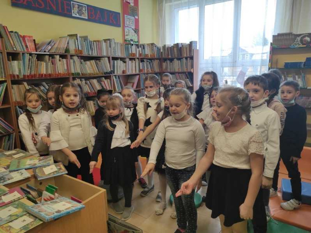 Raz, dwa, trzy, czytaj i Ty! - pasowanie na czytelnika w hrubieszowskiej Trójce (ZDJĘCIA)