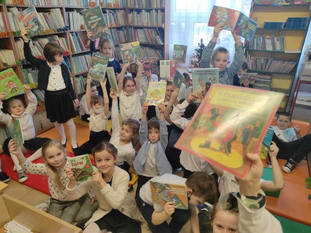 Raz, dwa, trzy, czytaj i Ty! - pasowanie na czytelnika w hrubieszowskiej Trójce (ZDJĘCIA)