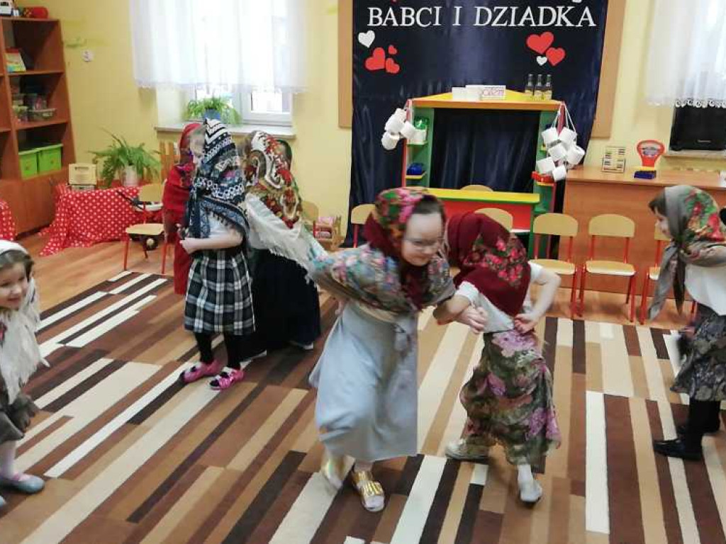 Hrubieszów: Dzień Babci i Dziadka w Miejskim Przedszkolu nr 3 przy ul. Grotthusów (ZDJĘCIA, WIDEO)