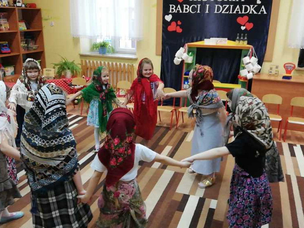 Hrubieszów: Dzień Babci i Dziadka w Miejskim Przedszkolu nr 3 przy ul. Grotthusów (ZDJĘCIA, WIDEO)