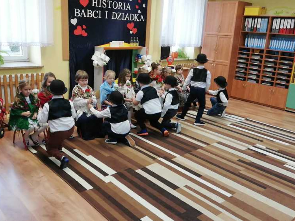 Hrubieszów: Dzień Babci i Dziadka w Miejskim Przedszkolu nr 3 przy ul. Grotthusów (ZDJĘCIA, WIDEO)