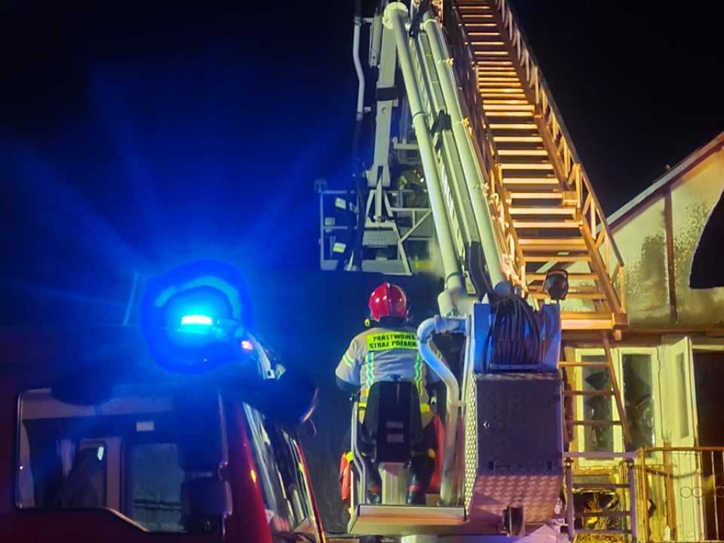 Hrubieszów: Pożar domu na ulicy Targowej. W akcji uczestniczyło 24 strażaków, straty oszacowano na 100 tys. (ZDJĘCIA)