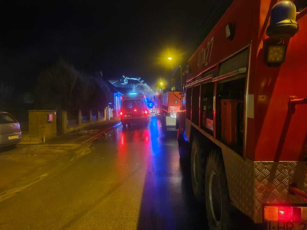 Hrubieszów: Pożar domu na ulicy Targowej. W akcji uczestniczyło 24 strażaków, straty oszacowano na 100 tys. (ZDJĘCIA)