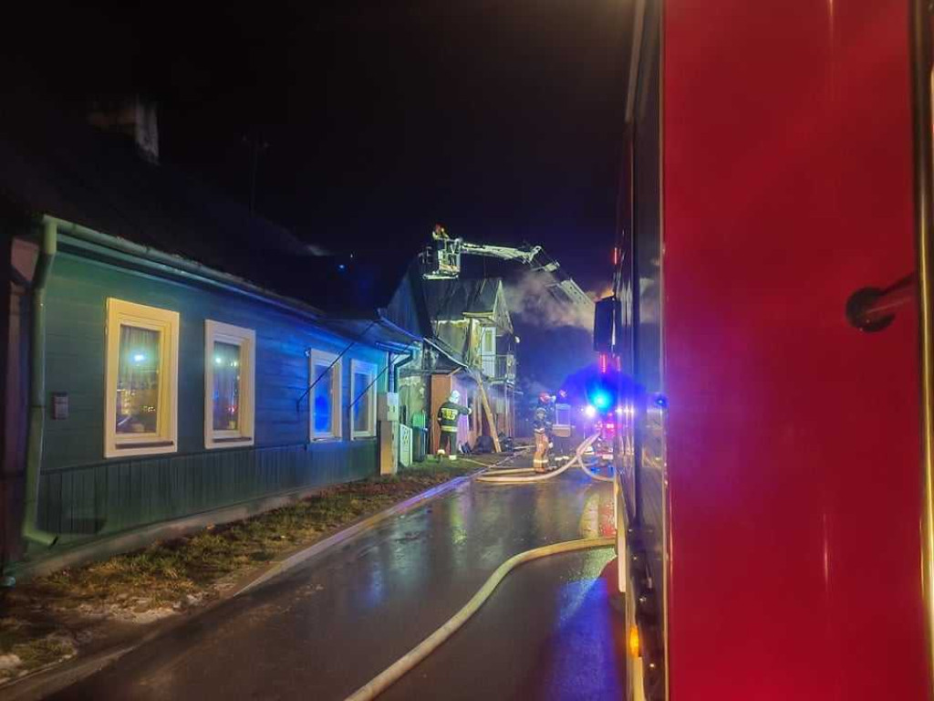 Hrubieszów: Pożar domu na ulicy Targowej. W akcji uczestniczyło 24 strażaków, straty oszacowano na 100 tys. (ZDJĘCIA)