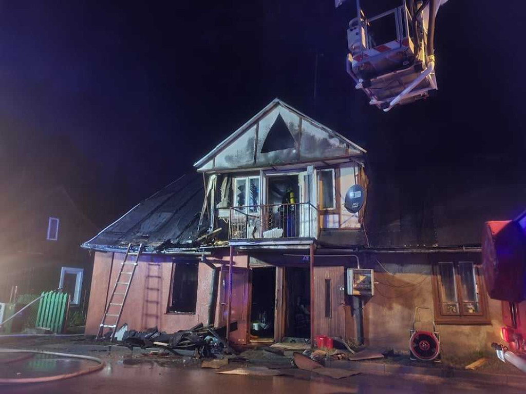 Hrubieszów: Pożar domu na ulicy Targowej. W akcji uczestniczyło 24 strażaków, straty oszacowano na 100 tys. (ZDJĘCIA)
