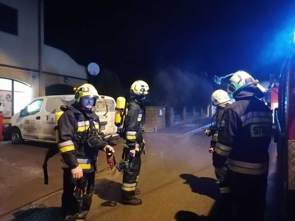 Hrubieszów: Pożar domu na ulicy Targowej. W akcji uczestniczyło 24 strażaków, straty oszacowano na 100 tys. (ZDJĘCIA)