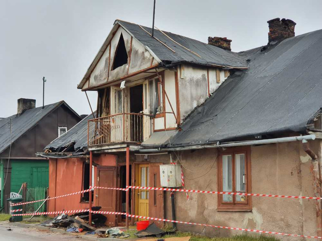 Hrubieszów: Pożar domu na ulicy Targowej. W akcji uczestniczyło 24 strażaków, straty oszacowano na 100 tys. (ZDJĘCIA)