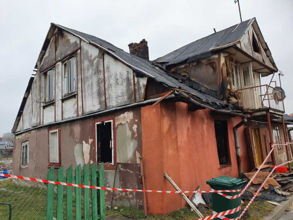 Hrubieszów: Pożar domu na ulicy Targowej. W akcji uczestniczyło 24 strażaków, straty oszacowano na 100 tys. (ZDJĘCIA)